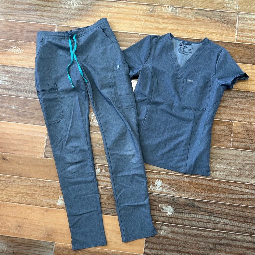 FIGS Gray Scrub Set with Teal Drawstring